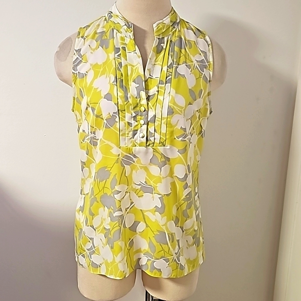 Banana Republic summer blouse. Size Petite medium. Green,‎ gray, and white.